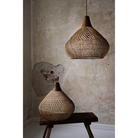 Rattanowa lampa z drewnem teakowym BAND w rozmiarze M - naturalna