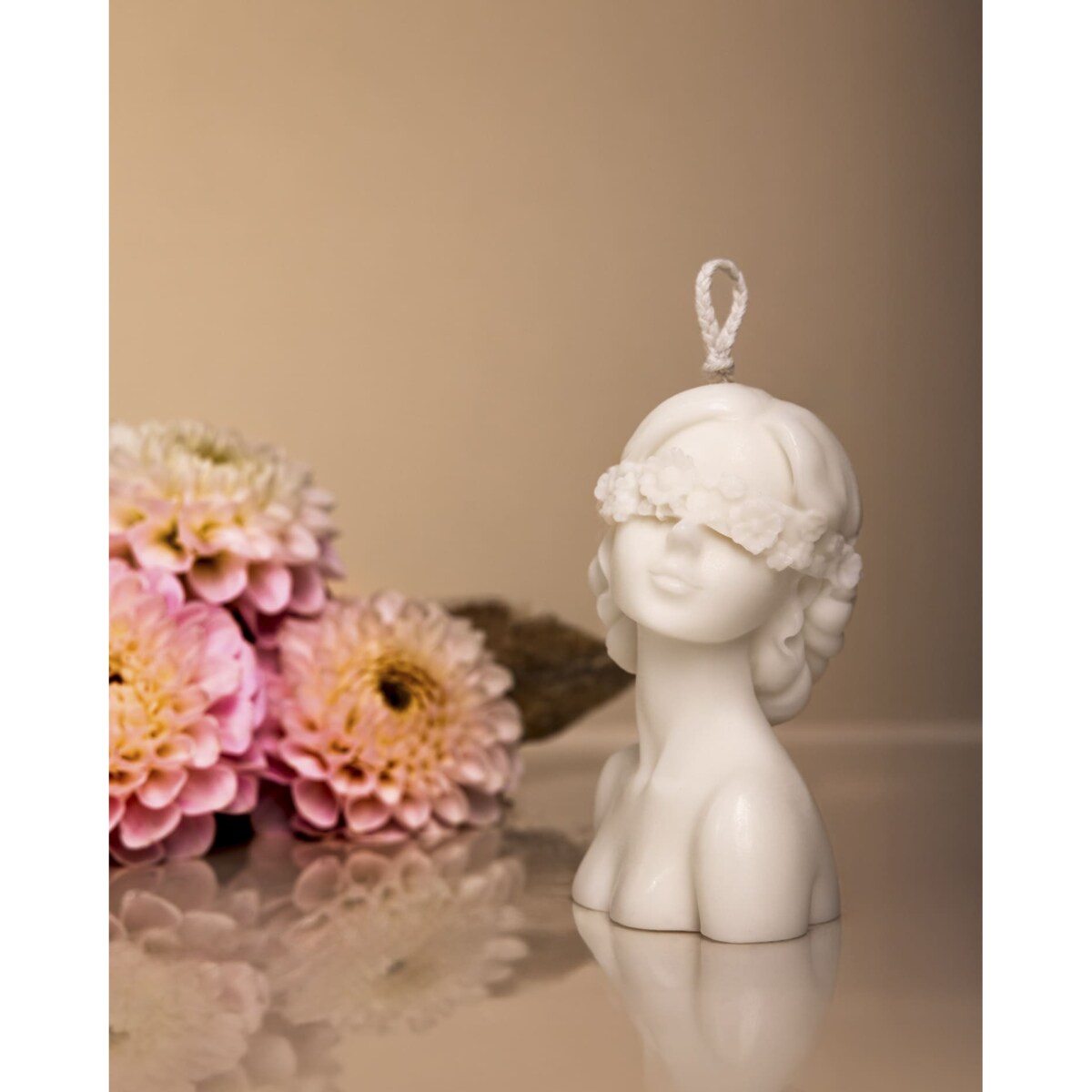 Świeca sojowa Celia – artystyczna rzeźba z naturalnego wosku, idealna jako elegancki prezent dla kobiety