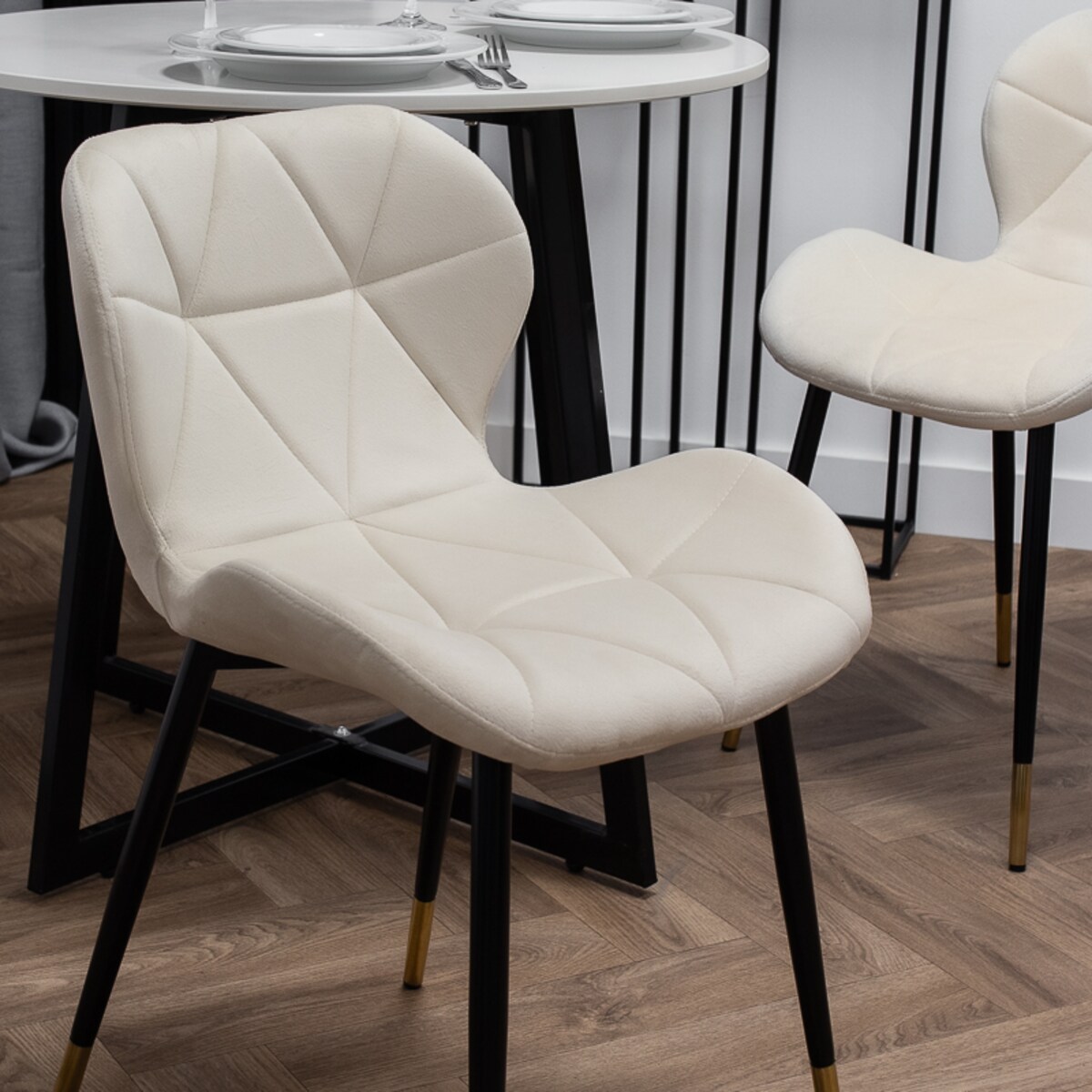 Krzesło tapicerowane beżowe welurowe pikowane nowoczesne do salonu jadalni