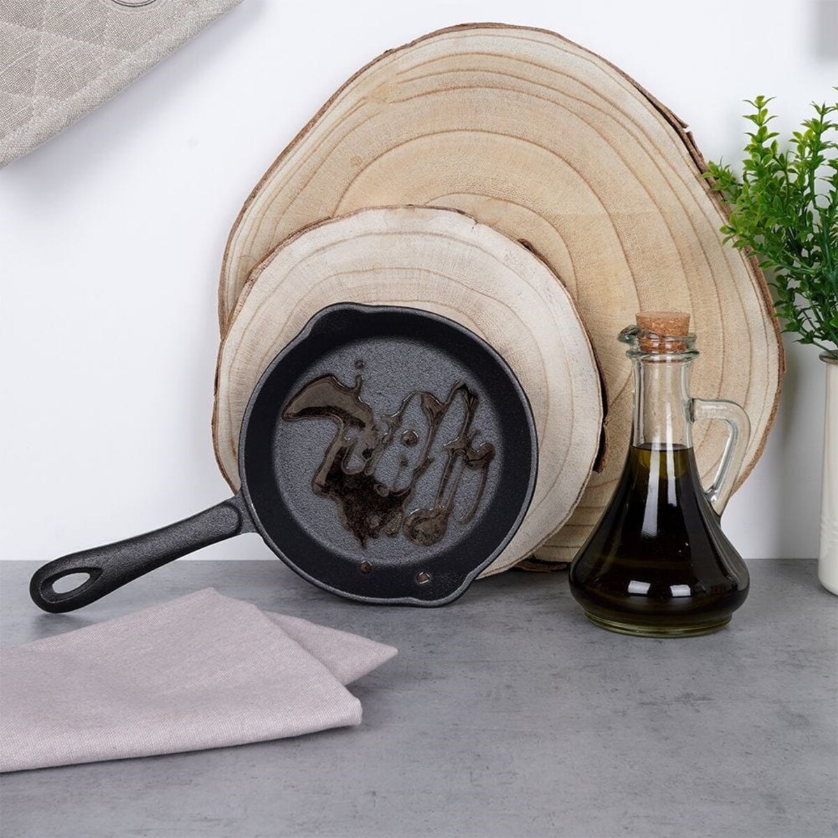 Patelnia Żeliwna Okrągła Talerz Żeliwny na Kuchenke Grill Ognisko 16 cm