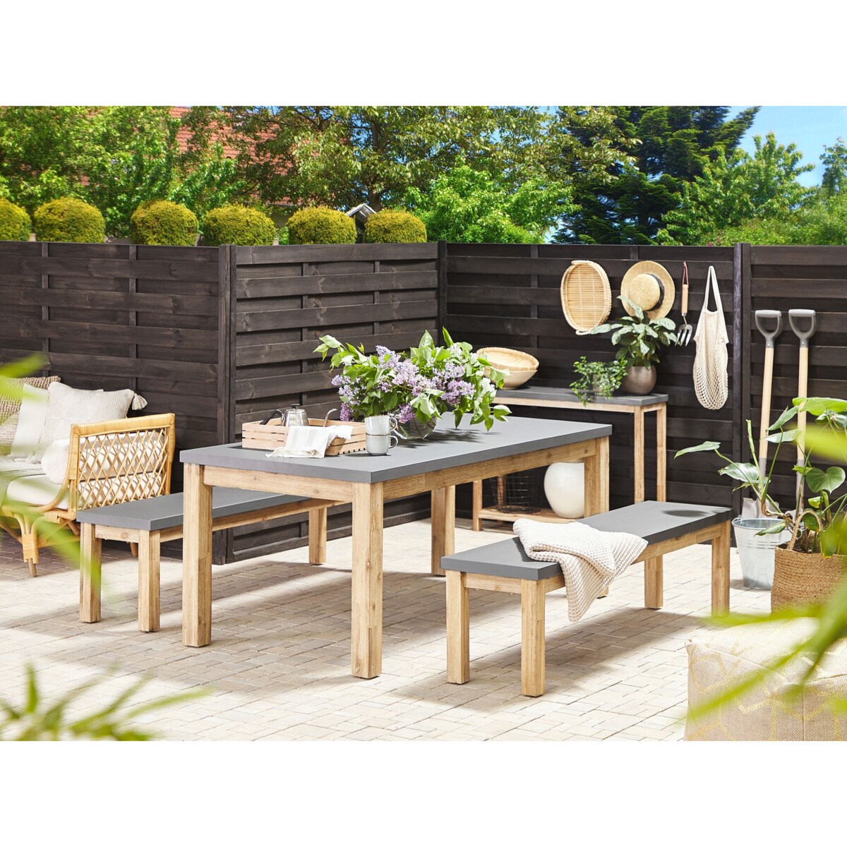 Ławka ogrodowa 160 cm betonowa szara OSTUNI