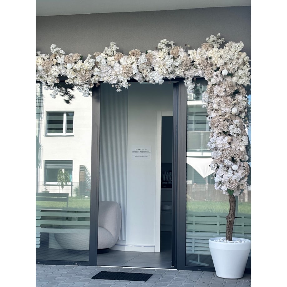 Instalacja/witryna z kwiatów 270cm wys. i 200cm szer.