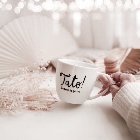 Biały kubek porcelanowy 300 ml - napis tato dobrze, że jesteś z motywem złotego serca na dzień ojca dla taty