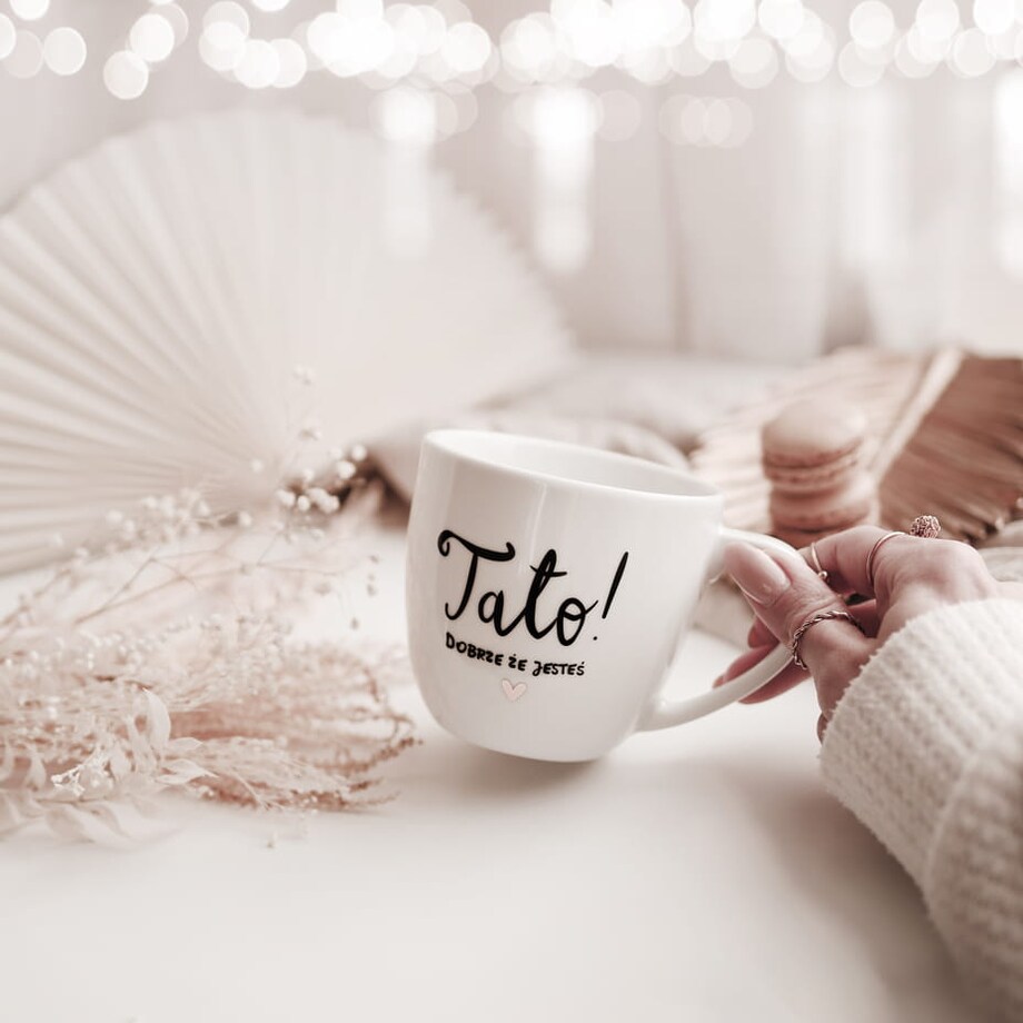 Biały kubek porcelanowy 300 ml - napis tato dobrze, że jesteś z motywem złotego serca na dzień ojca dla taty