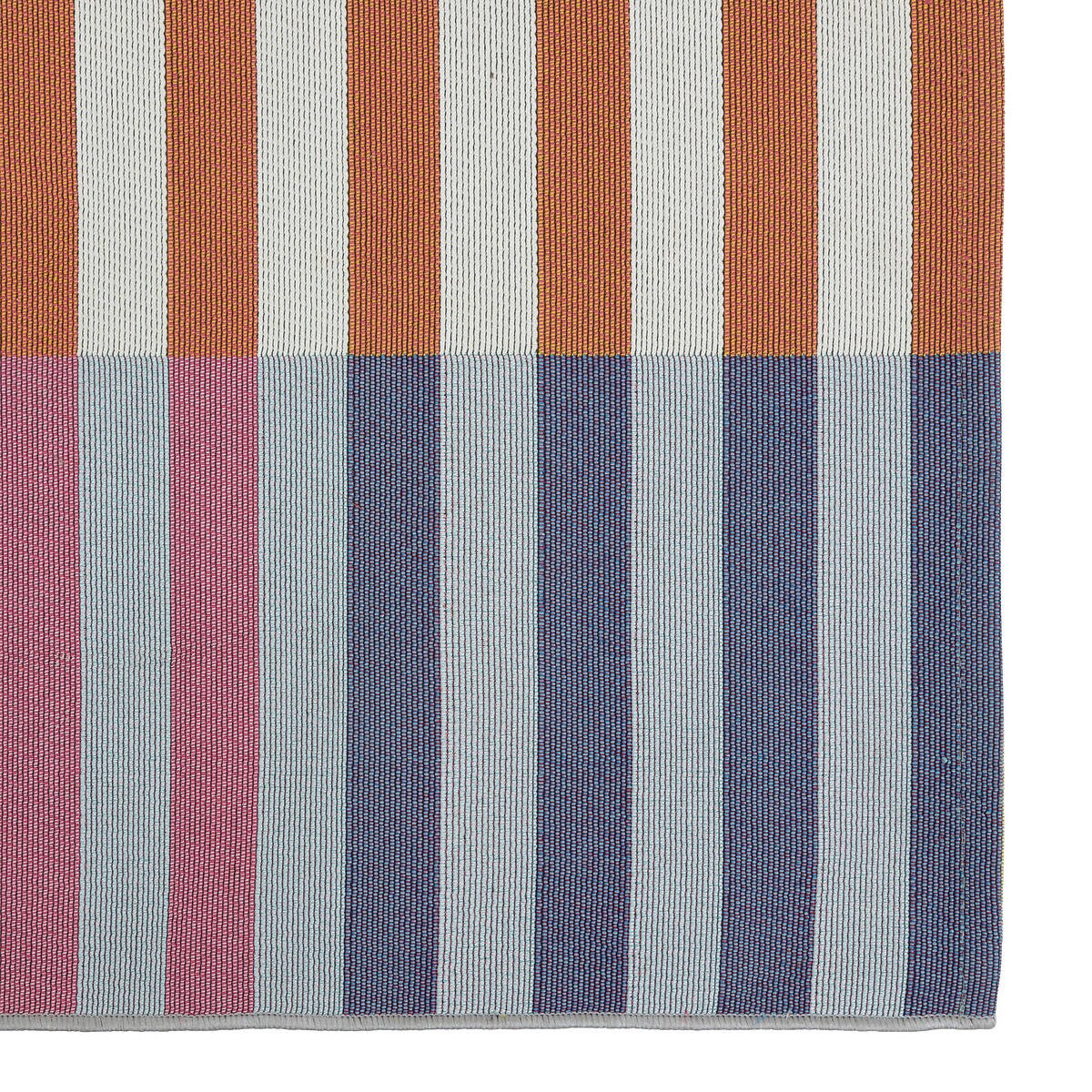 Dywan zewnętrzny na taras, wzór w paski