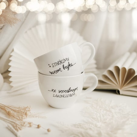 Zestaw 2 białych kubków porcelanowych 500 ml - motyw złotych gwiazdek i napisu stwórzmy razem bajkę ze szczęśliwym zakończeniem dla nowożeńców na ślub