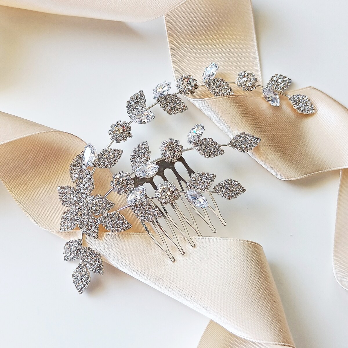 Srebrny rozłożysty grzebyk ślubny z motywem listków i cyrkonii