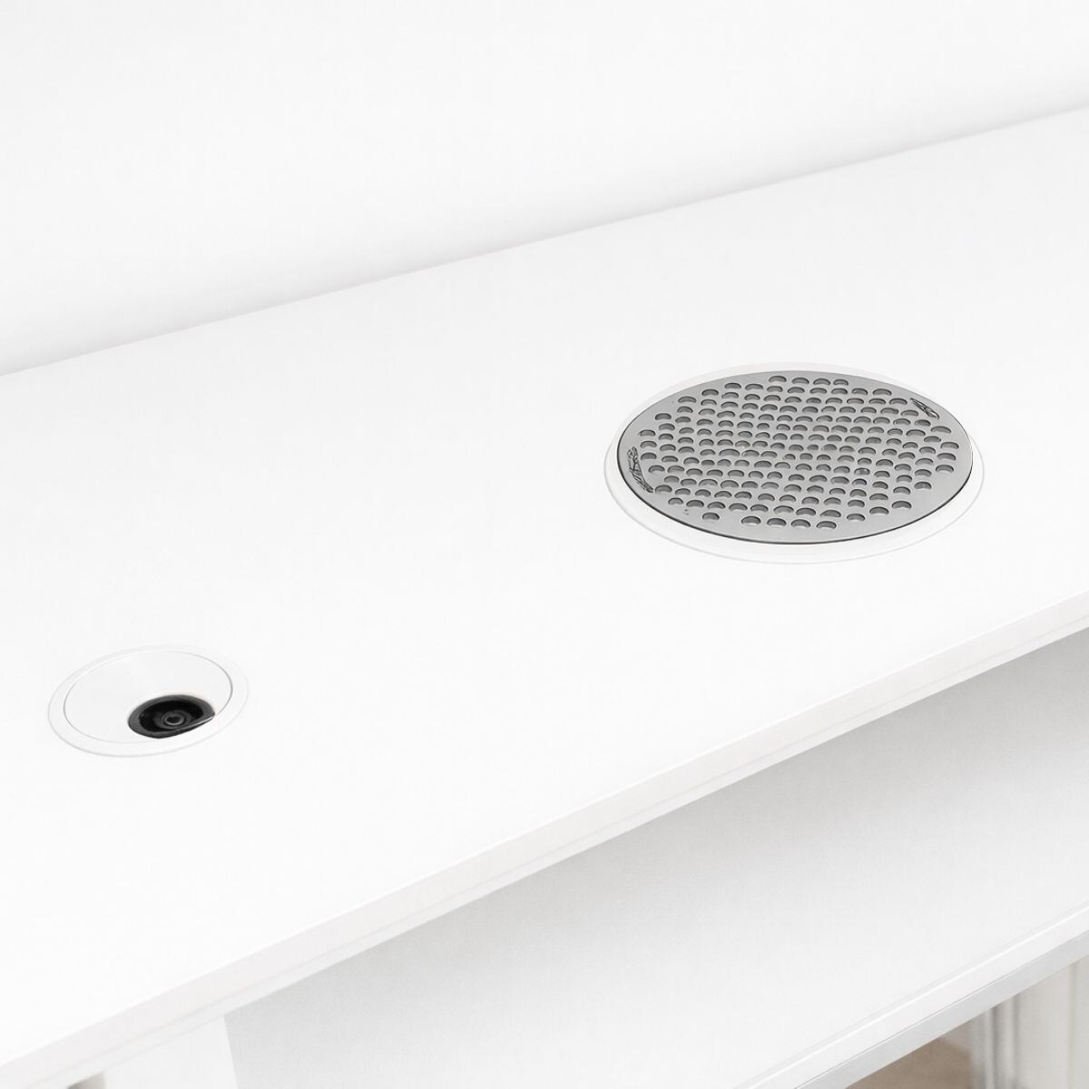 Biurko kosmetyczne z otworem na pochłaniacz biało-srebrne owalne 140 x 45 x 78 AFINIS