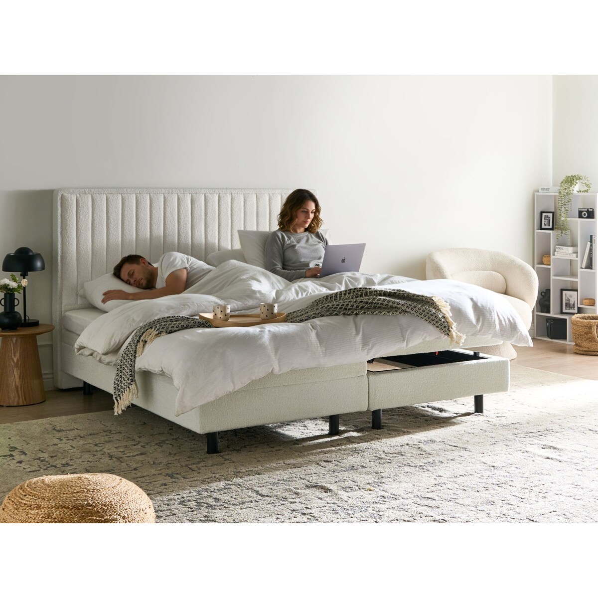 Łóżko regulowane Boucle CASTELLAN 180 x 200 cm Złamana biel