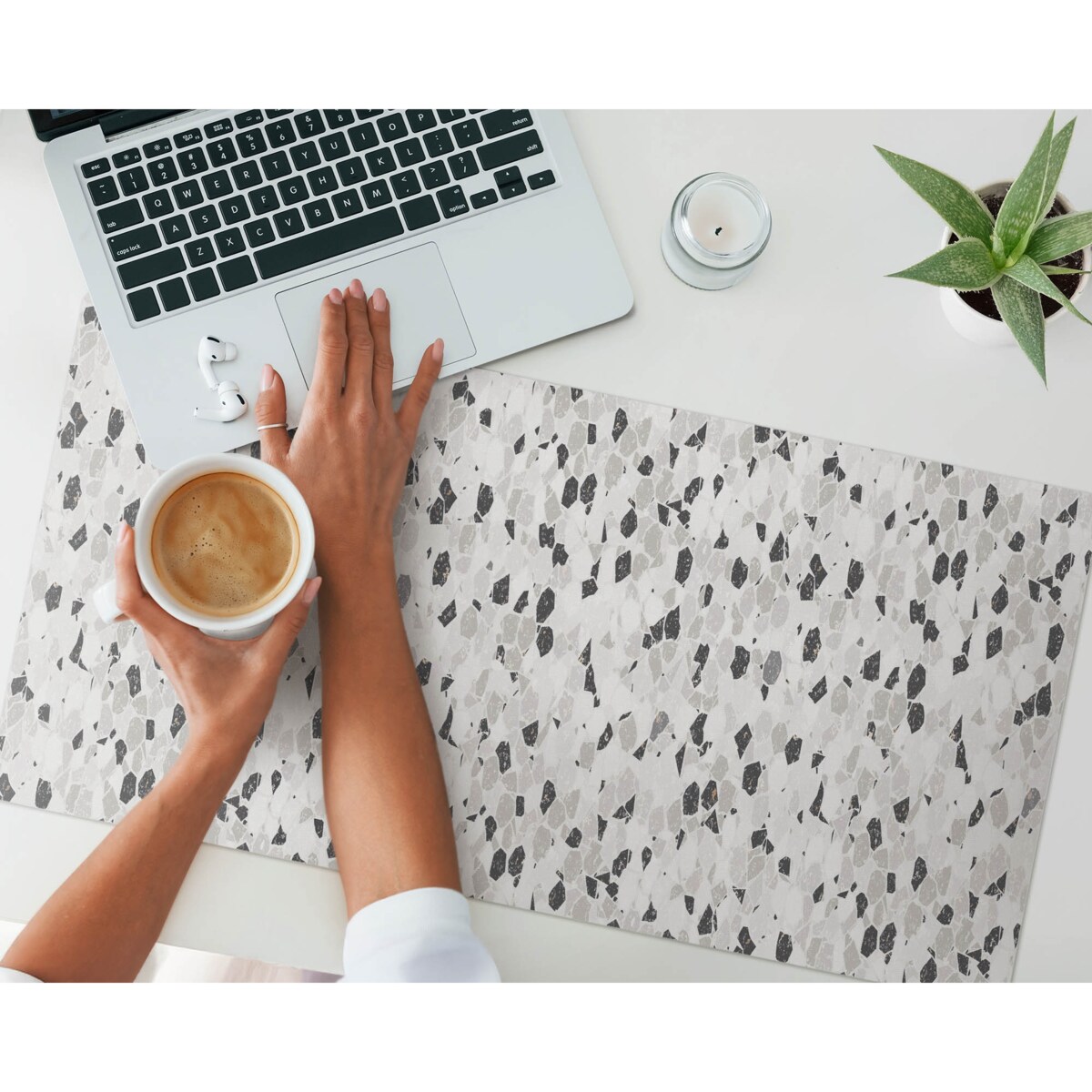 Czarno-Biała mata na biurko Mozaika terrazzo, 90x45 cm
