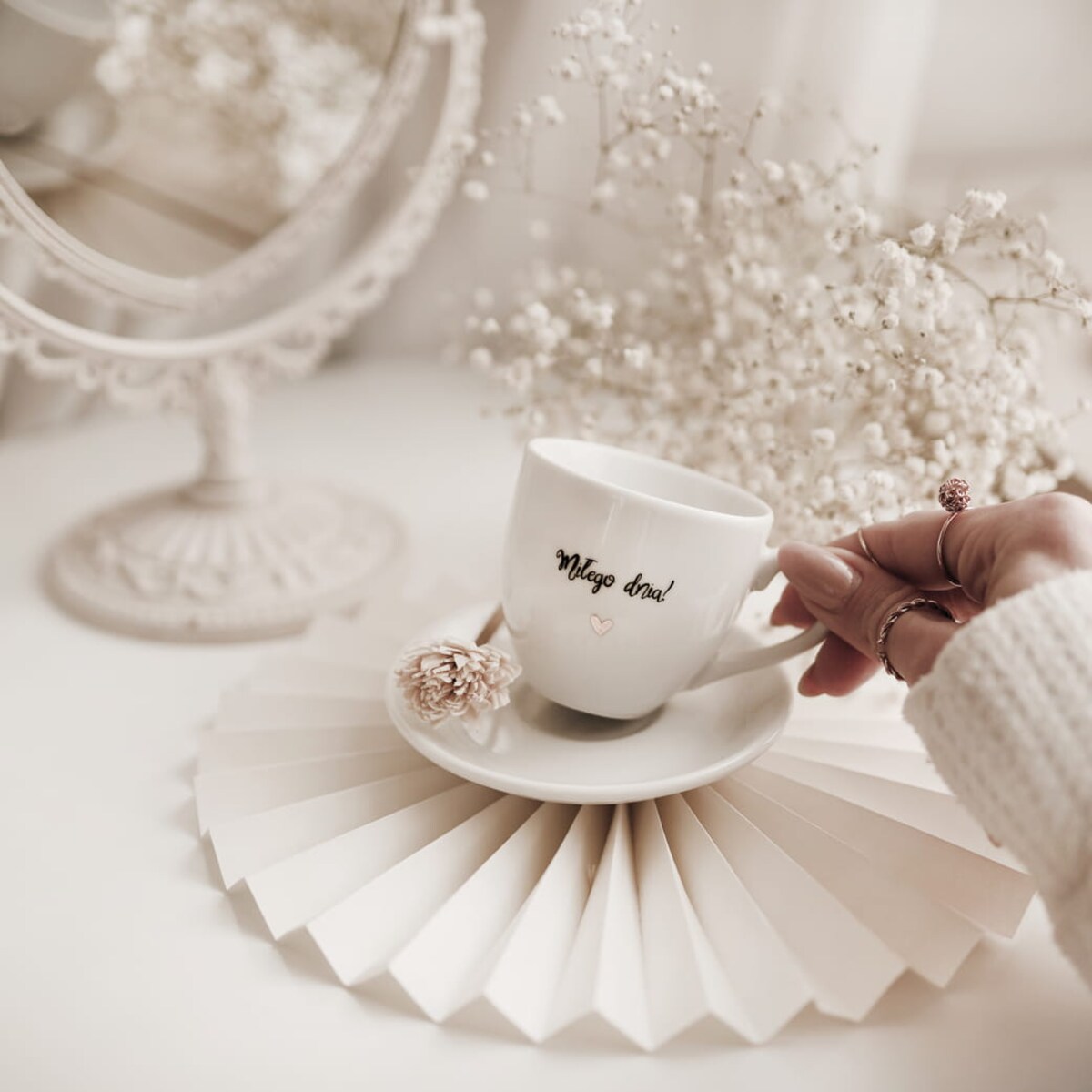 Biała filiżanka porcelanowa do espresso 100 ml ze spodkiem - napis Miłego dnia dla miłośników kawy na każdą okazję