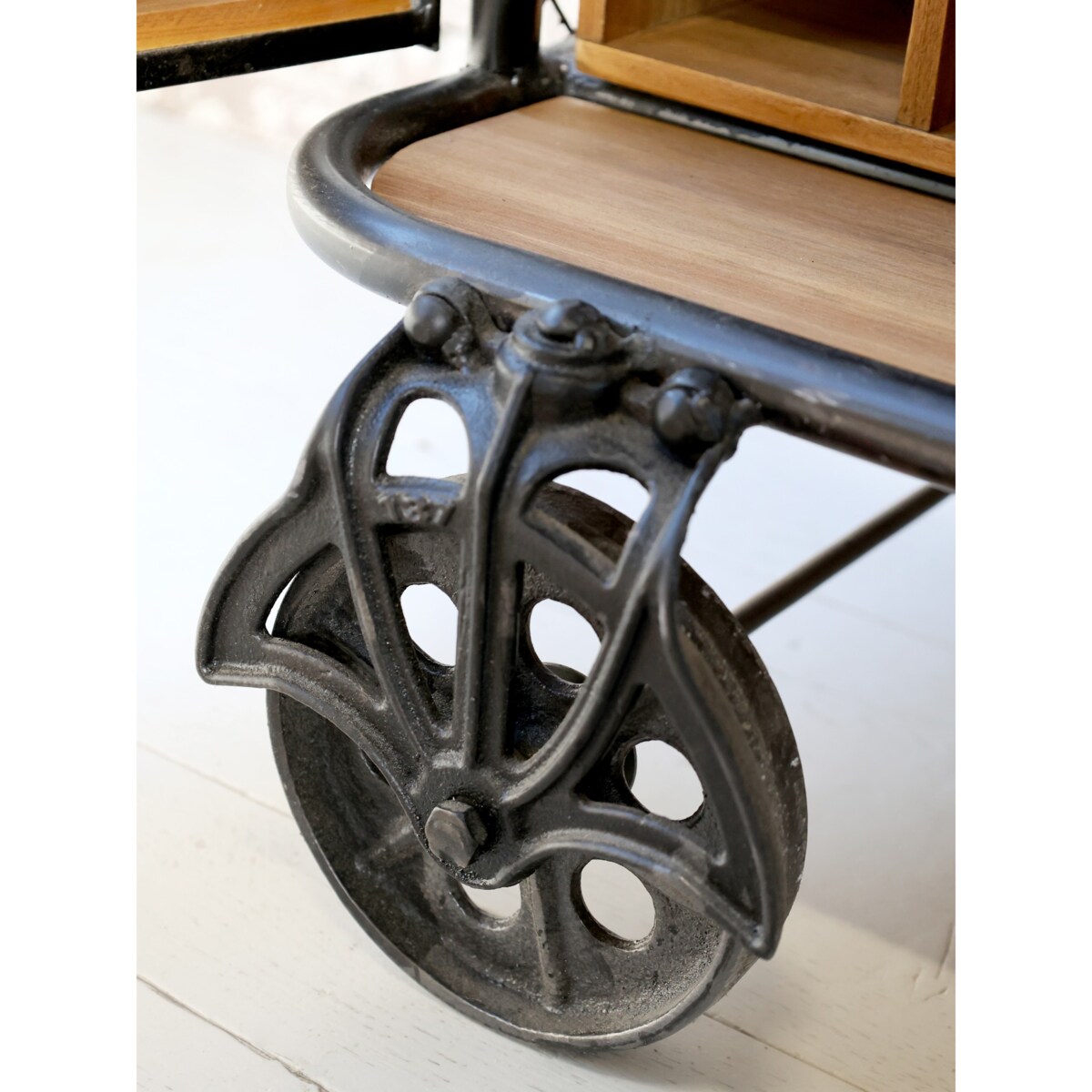 Komoda barowa na kółkach z siatką 94,5 cm