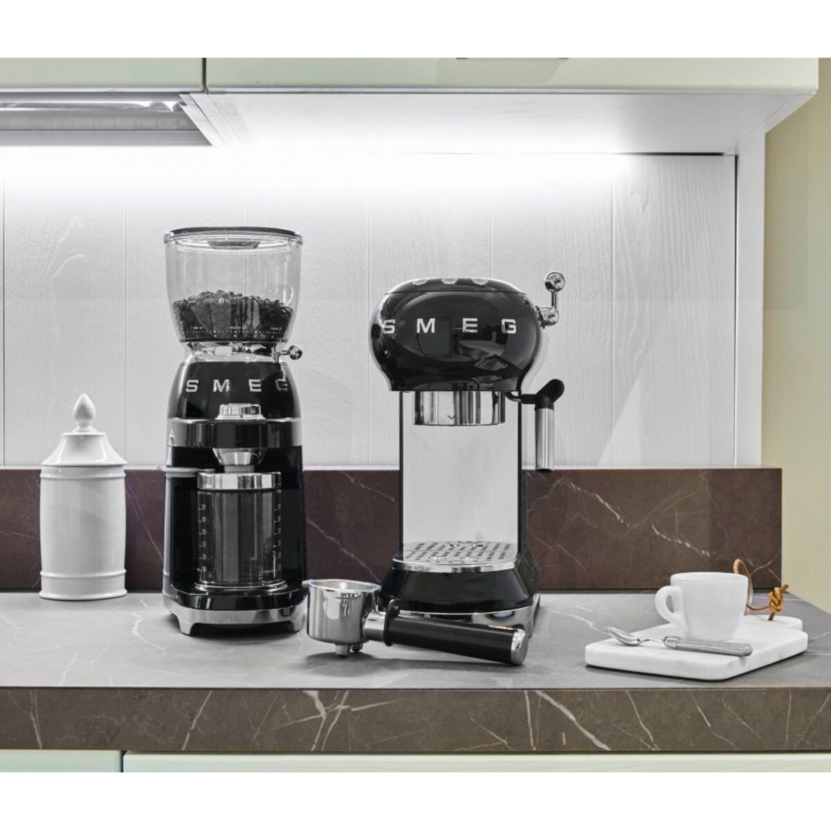 Ekspres do kawy kolbowy czarny 50's Style, SMEG