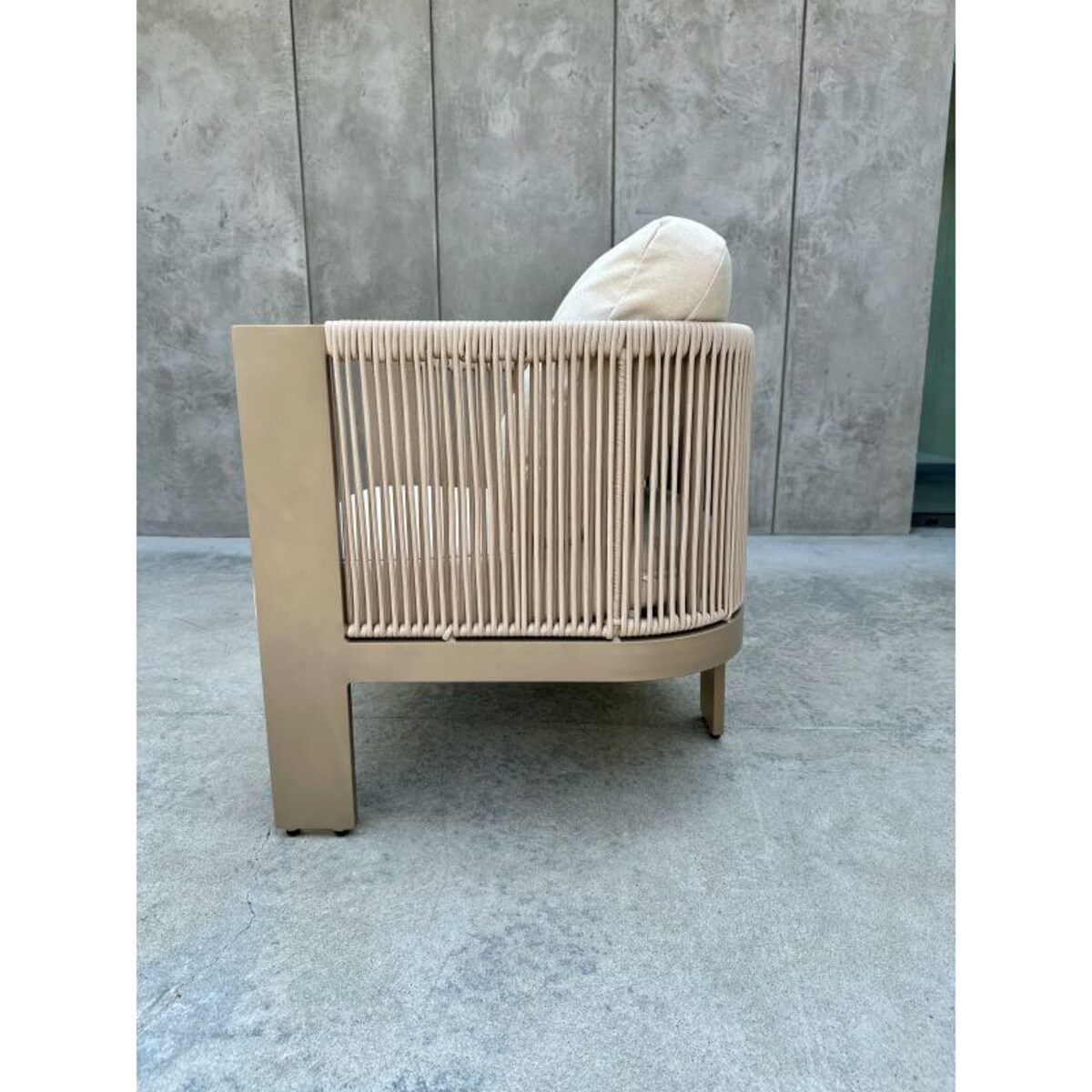 ALUMINIOWY FOTEL LEONE W KOLORZE SZAMPAŃSKIM