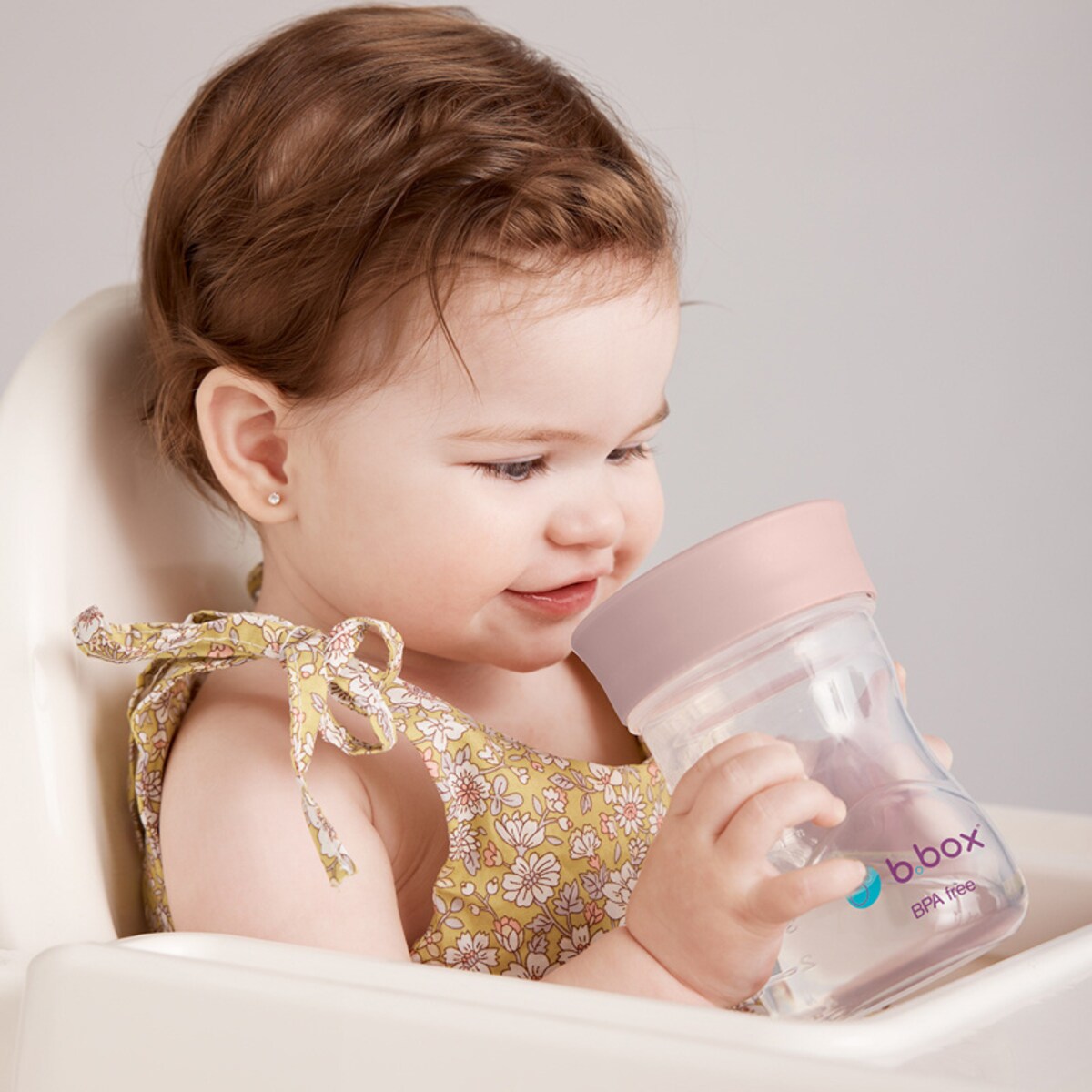 Kubek treningowy do nauki picia dla dziecka 12m+ różowy 240 ml b.box