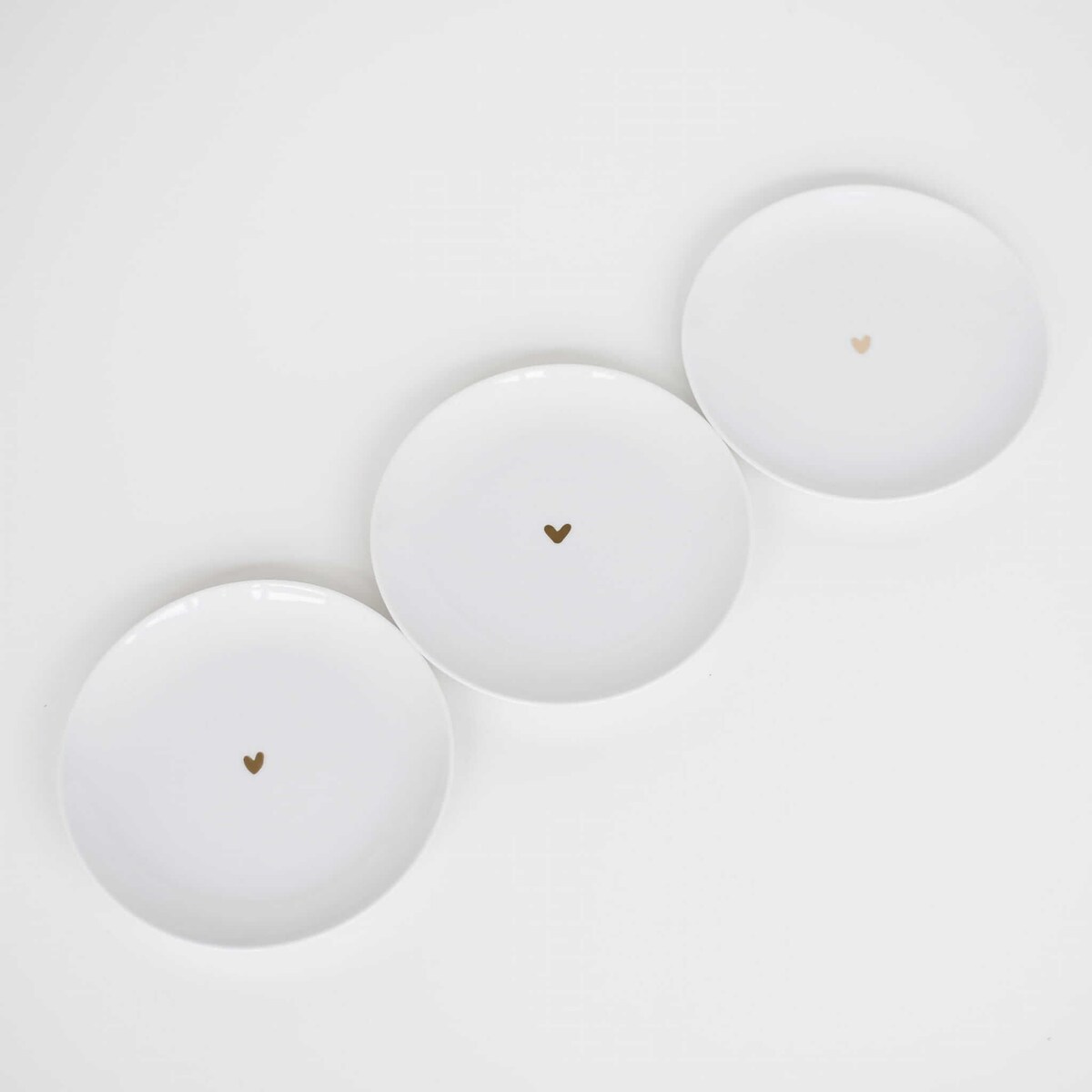 Biały talerz porcelanowy obiadowy 24 cm - motyw złotego serca dla bliskiej osoby na parapetówkę