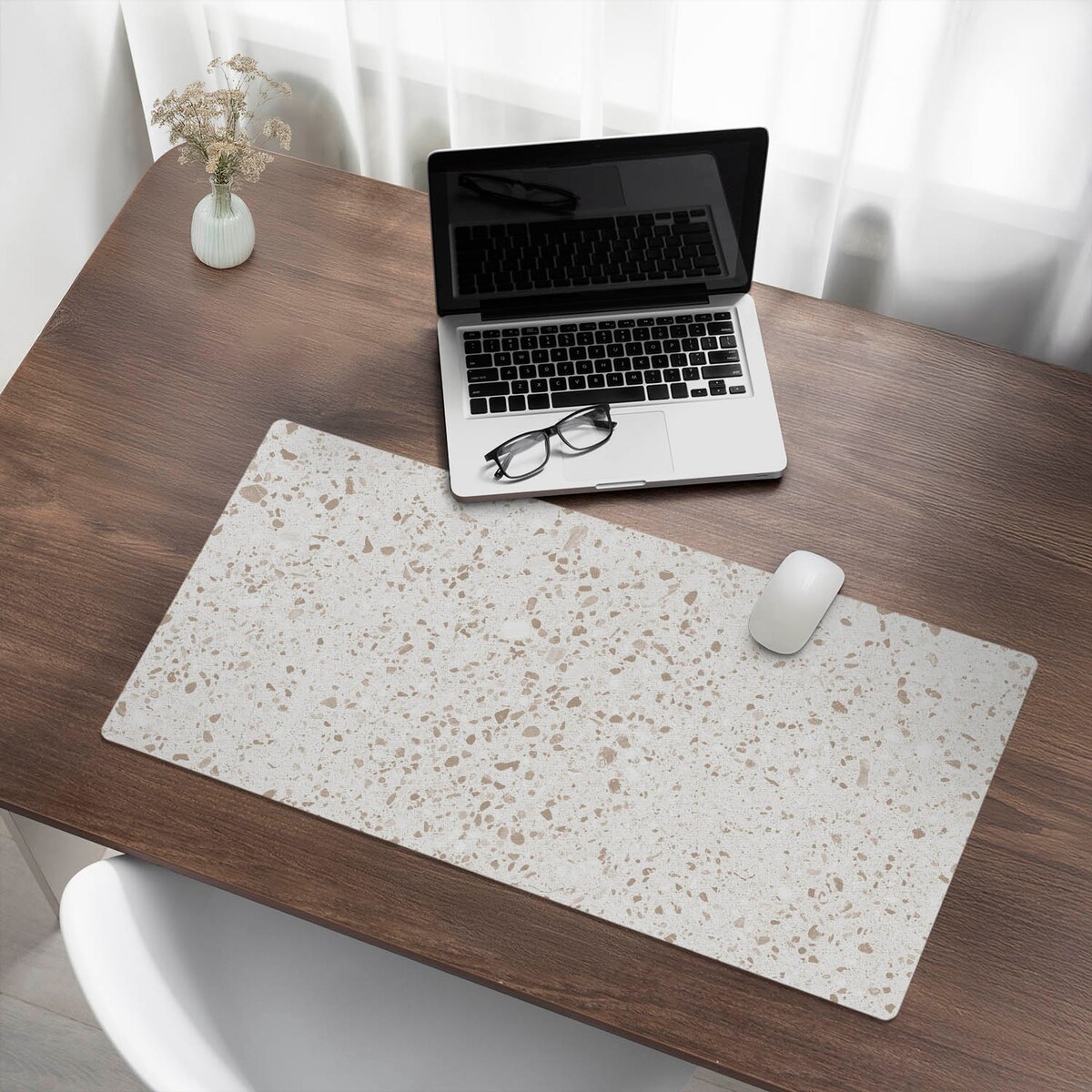 Beżowa mata na biurko Jasne kropki terrazzo, 90x45 cm