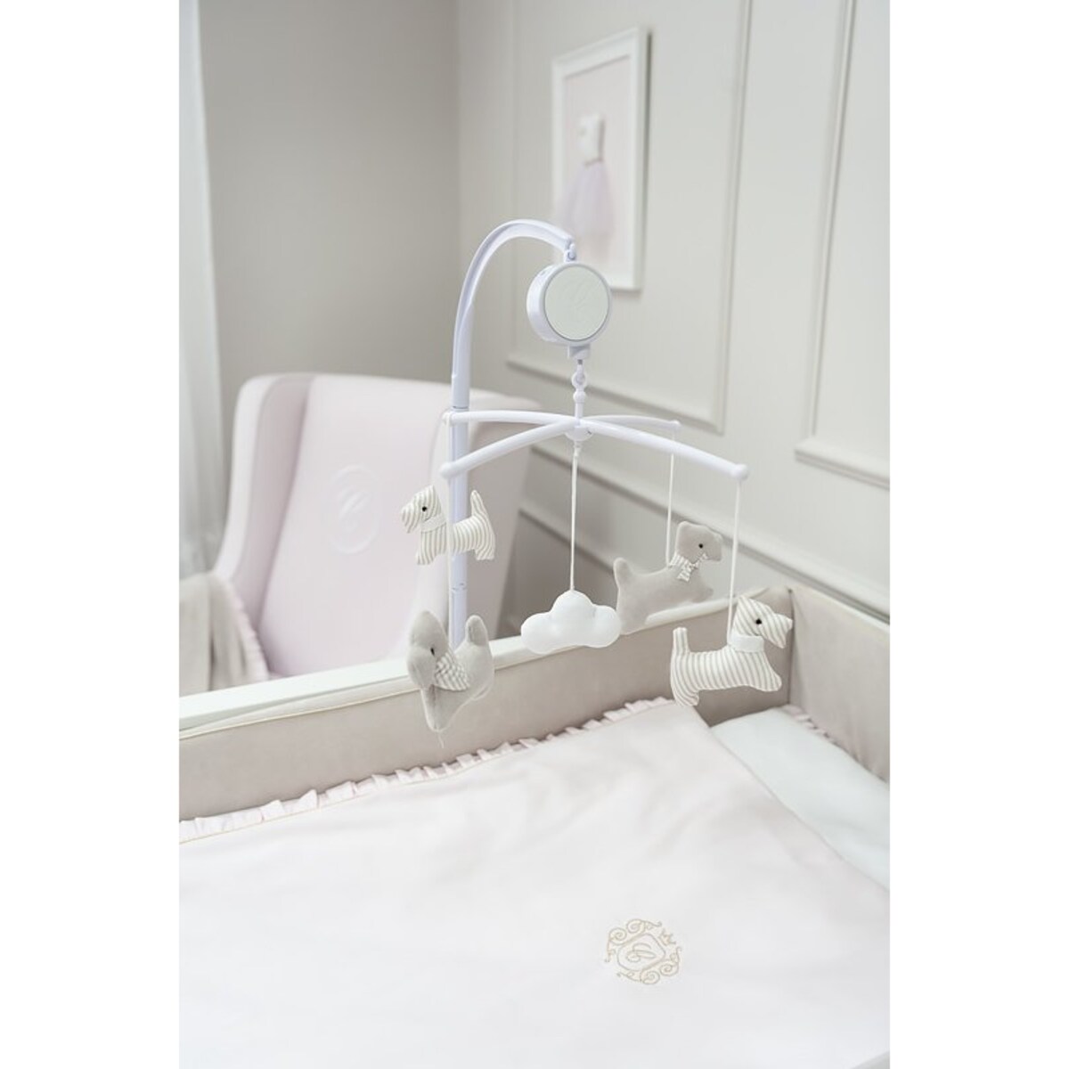 Karuzelka z beżowymi pieskami