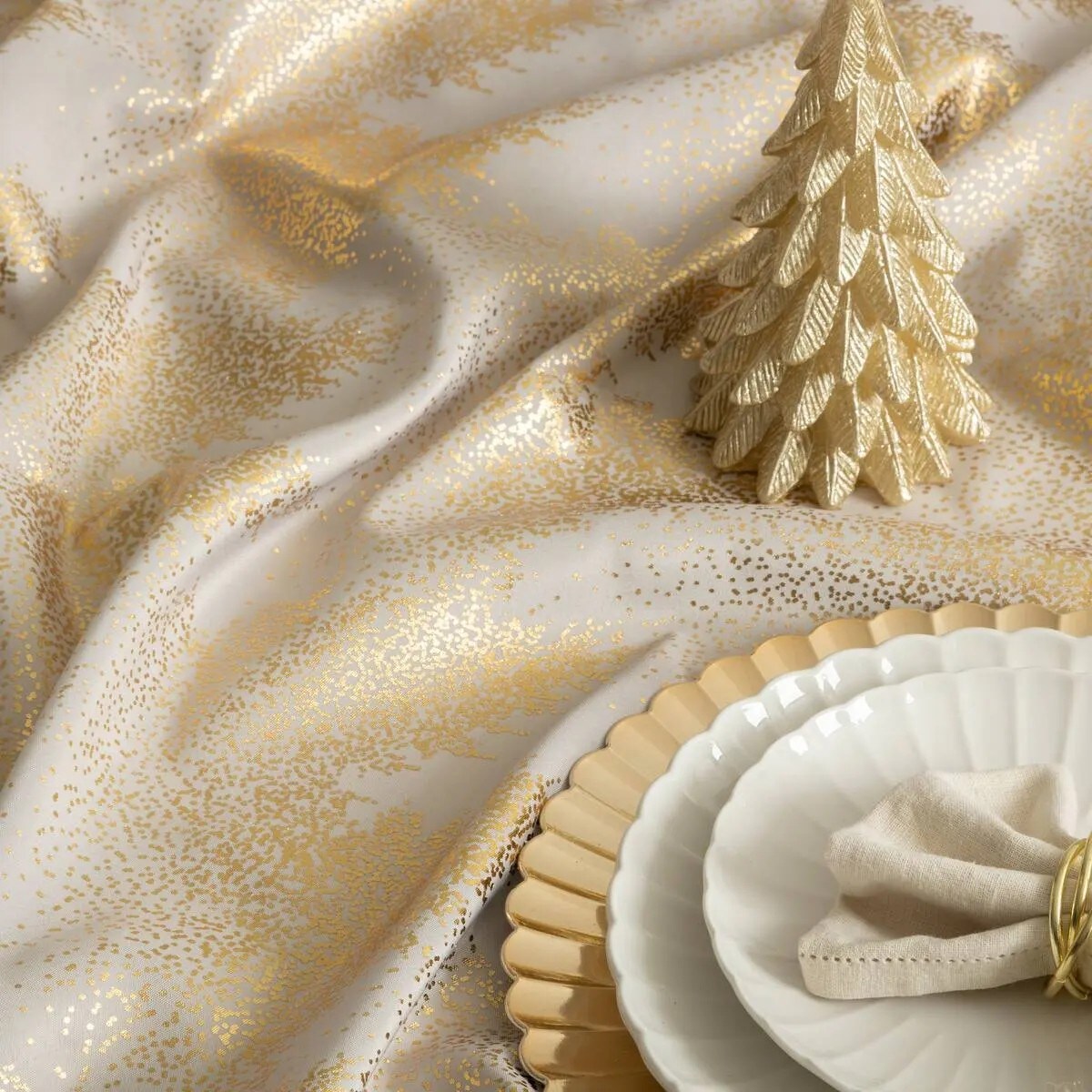 Obrus świąteczny beżowy ze złotymi choinkami, 140x360 cm