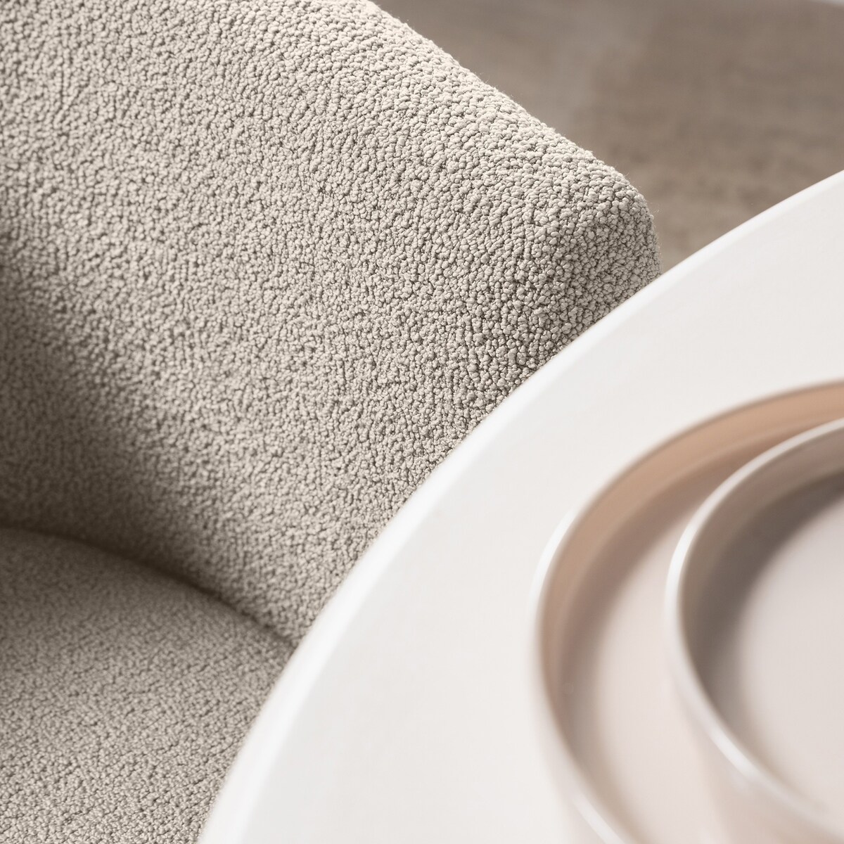 Fotel tapicerowany bouclé szaro-brązowy Moon