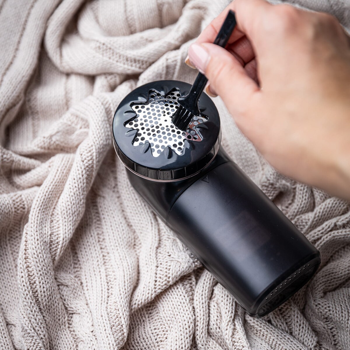 Golarka elektryczna do ubrań odzieży swetrów czarna KLAUSBERG