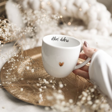 Biały kubek porcelanowy 300 ml „Chłoń dobro" ze złotym sercem - prezent na urodziny dla bliskiej osoby, mamy, przyjaciółki