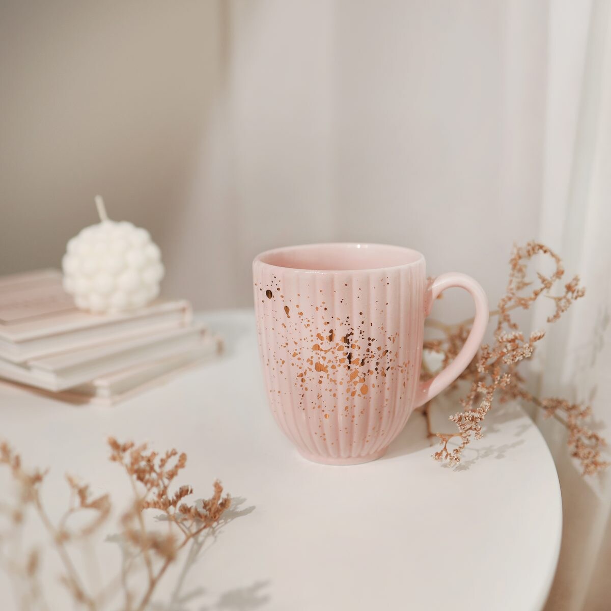 Ryflowany Różowy Kubek Porcelanowy 300 ml Nakrapiany Złotem dla Niej na Urodziny