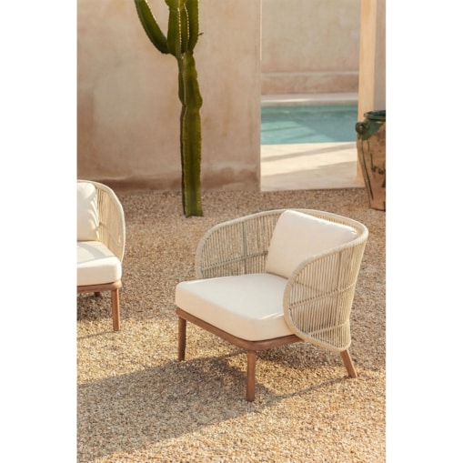 Fotel ogrodowy z drewna akacjowego i plecionego sznurka Capri