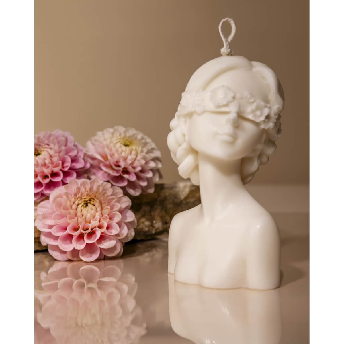 Świeca dekoracyjna Camila – kobieca sylwetka w kolorze ecru