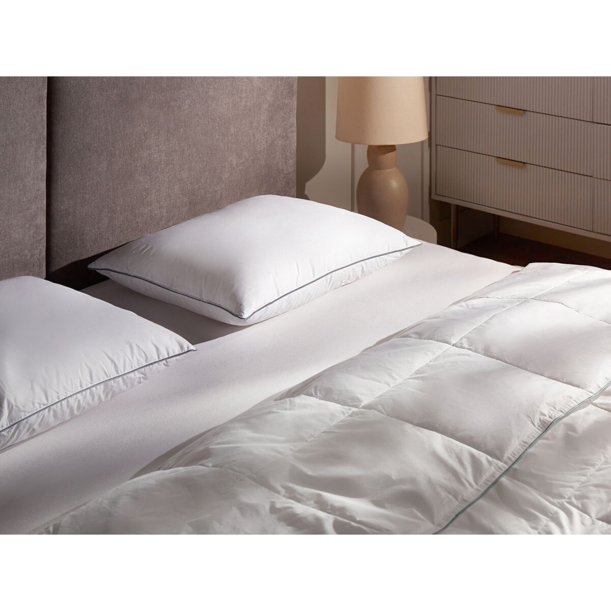 Poduszka trzykomorowa TEIDE Wysoka Kacze pióra i puch 50 x 60 cm