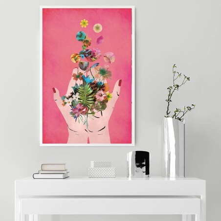 Poster Story, Plakat, Obraz - Frida Kahlo z Kwiatumi na Dłoniach na Różowym Tle, wymiary 70 x 100 cm