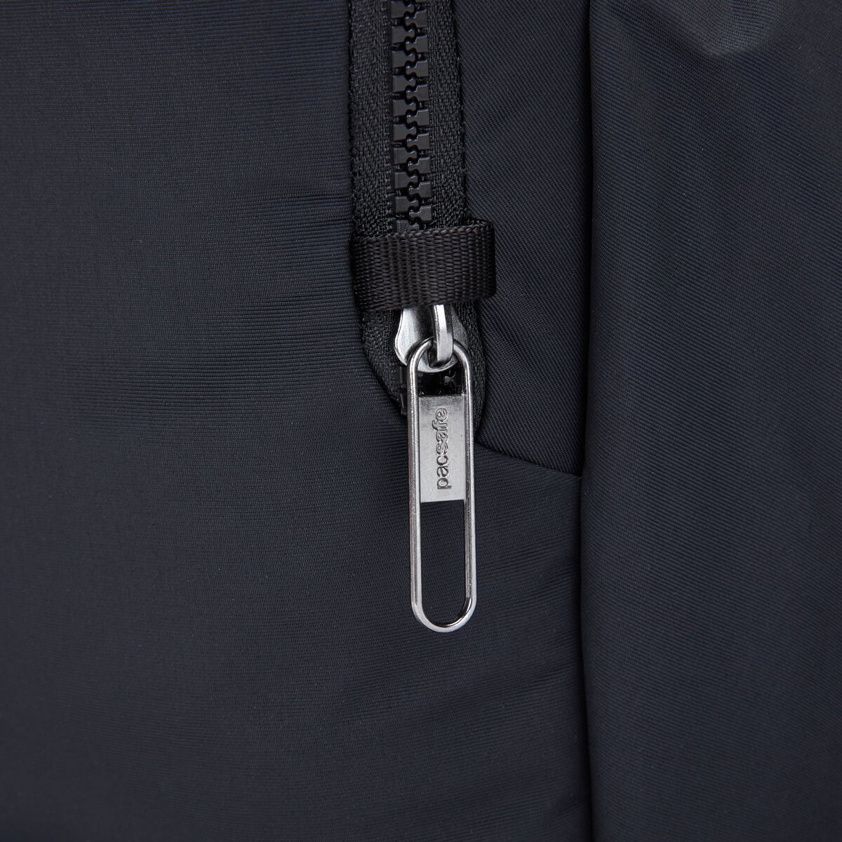 Plecak damski na laptop, antykradzieżowy Pacsafe Citysafe CX 17 l - czarny, z econylu