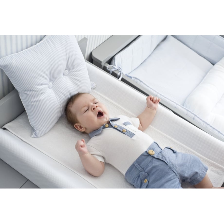 Przewijak z błękitnymi kokardami