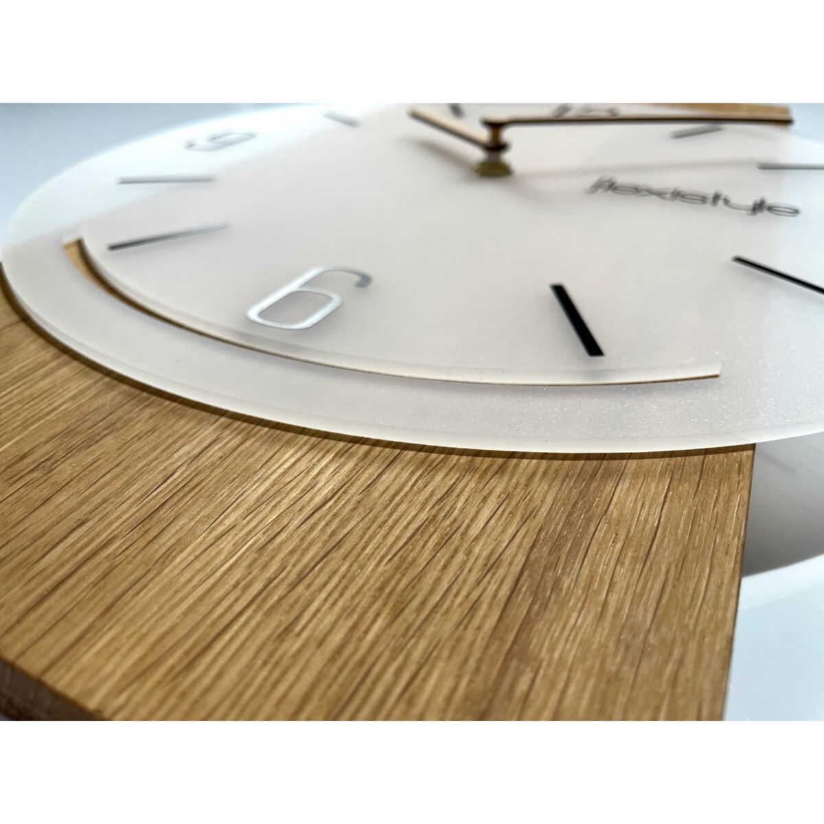 Drewniany zegar ścienny Geometric 40cm biały mrożony