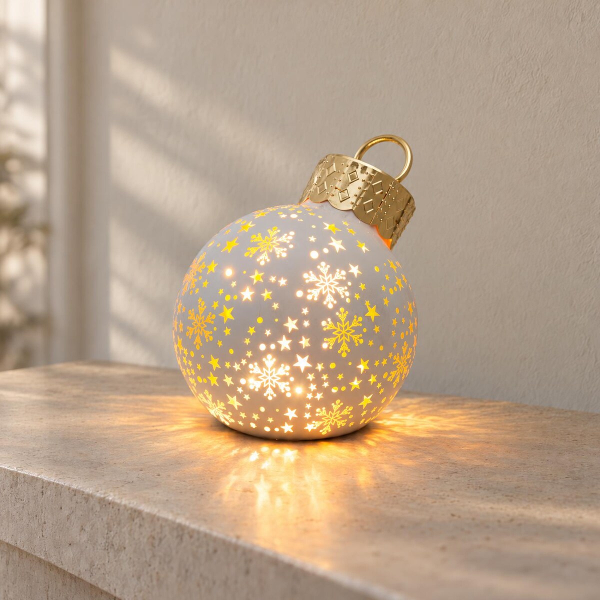 Bombka choinkowa szklana z oświetleniem LED, motyw gwiazdek, Ø 12 x 14 cm