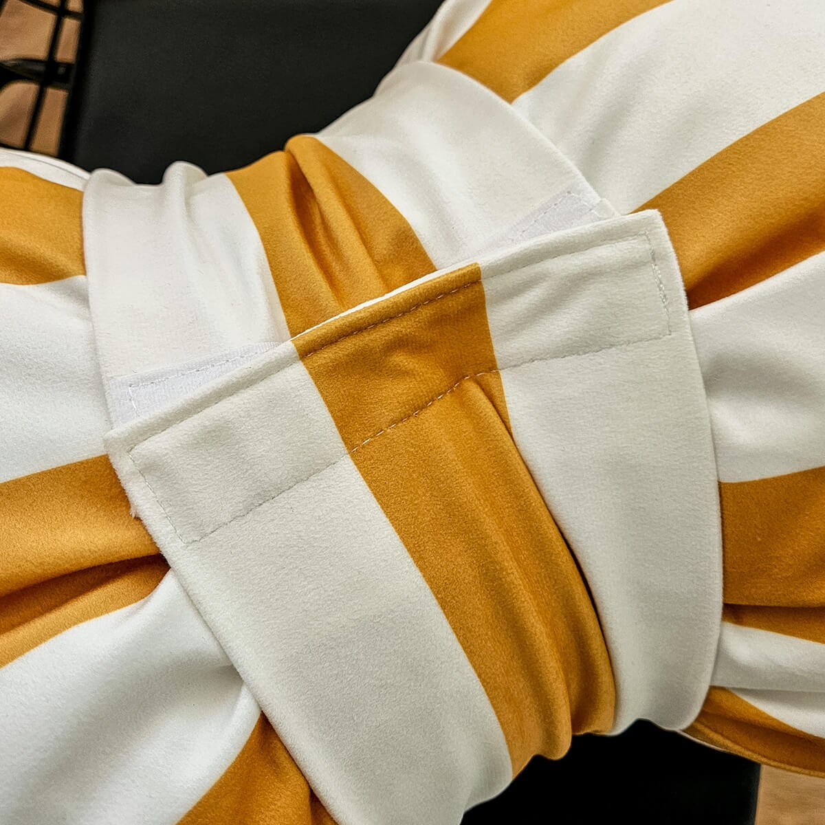 Poduszka XMAS wzór XM53 | Kokarda w paski musztardowa 40 x 60 cm