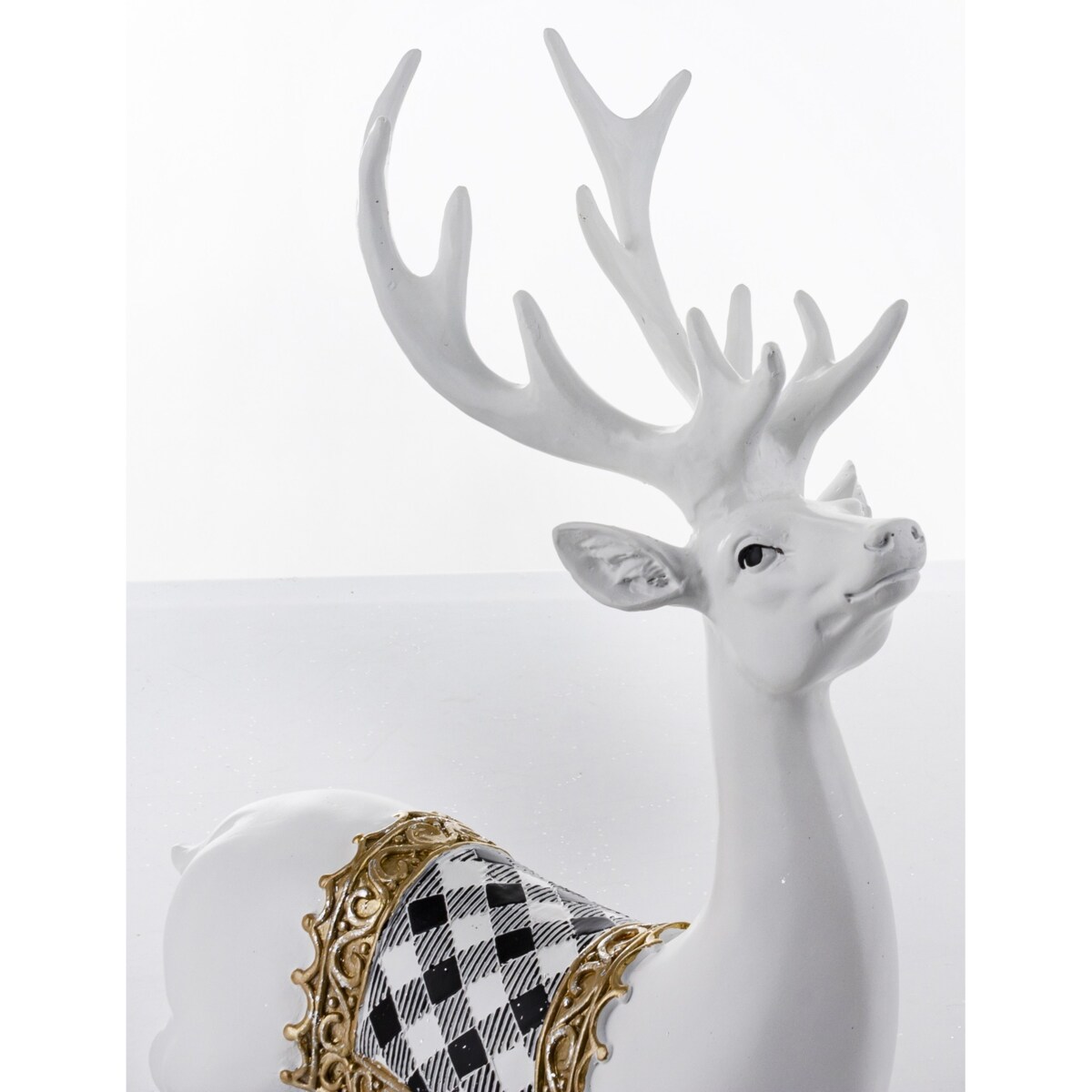 Figurka - leżący jeleń biały 29x27x11,8 cm BALLERA-2 z czaprakiem w szachownicę