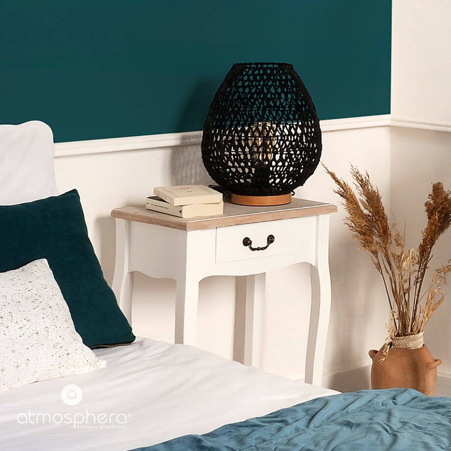Stolik przyłóżkowy z drewna, szafka nocna o klasycznym designie