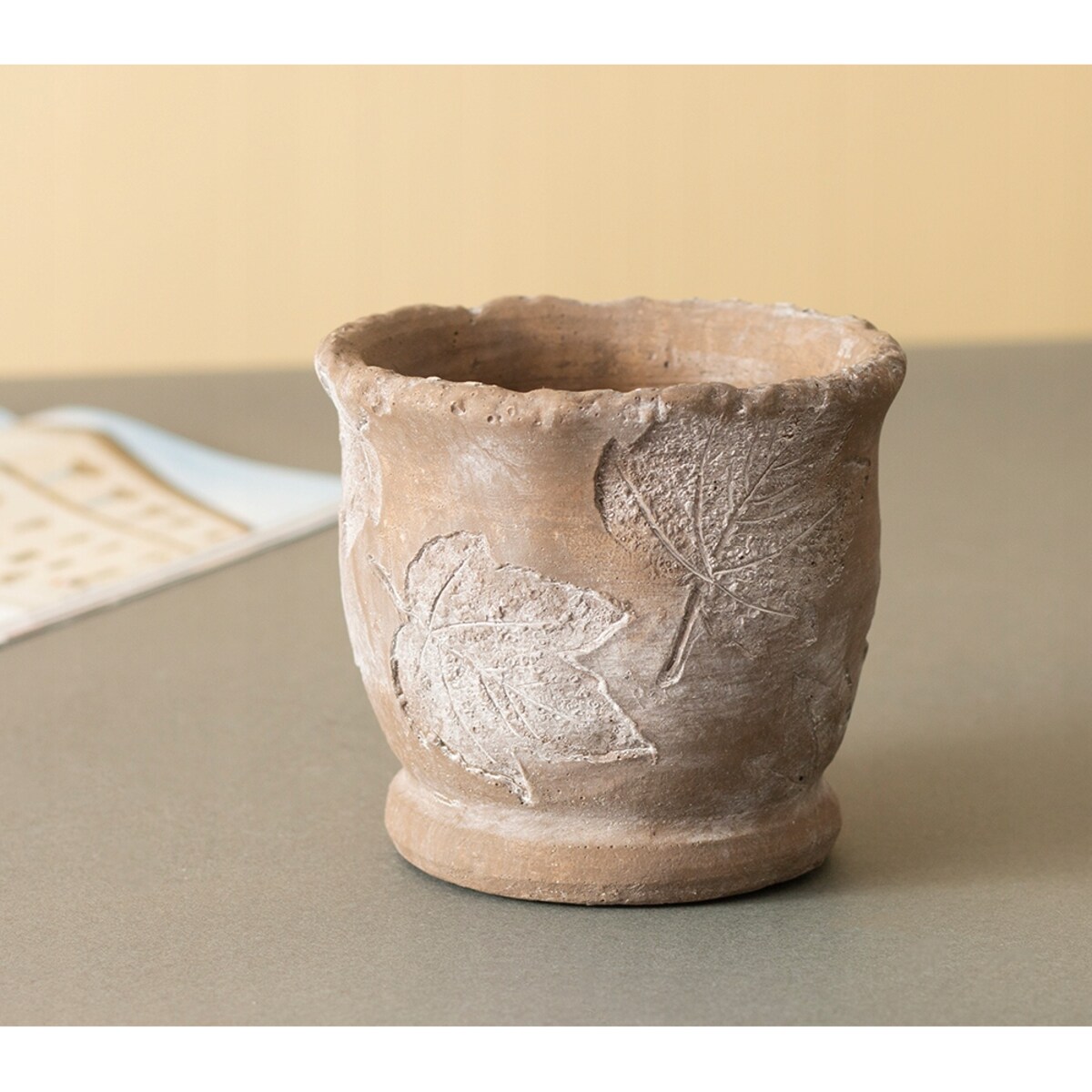 DONICA Z LIŚĆMI betonowa beżowa śr. 12cm