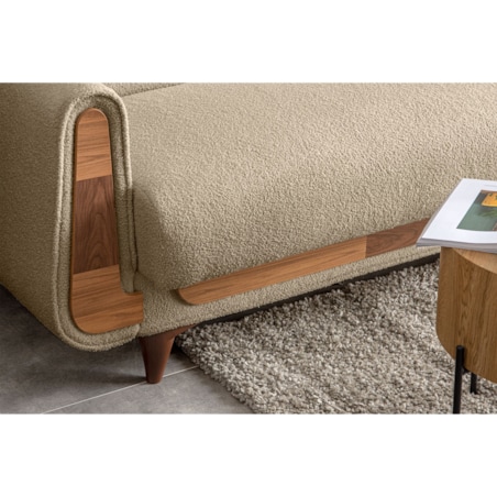 KONSIMO GUSTAVO Sofa trzyosobowa wykonana z beżowej tkaniny boucle