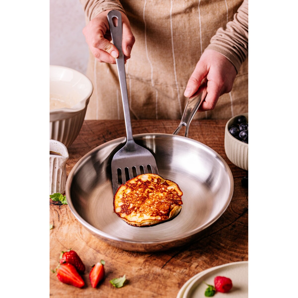 Profesjonalna patelnia stalowa Hikari 24 cm z pokrywką Na indukcje Na gaz Nierdzewna