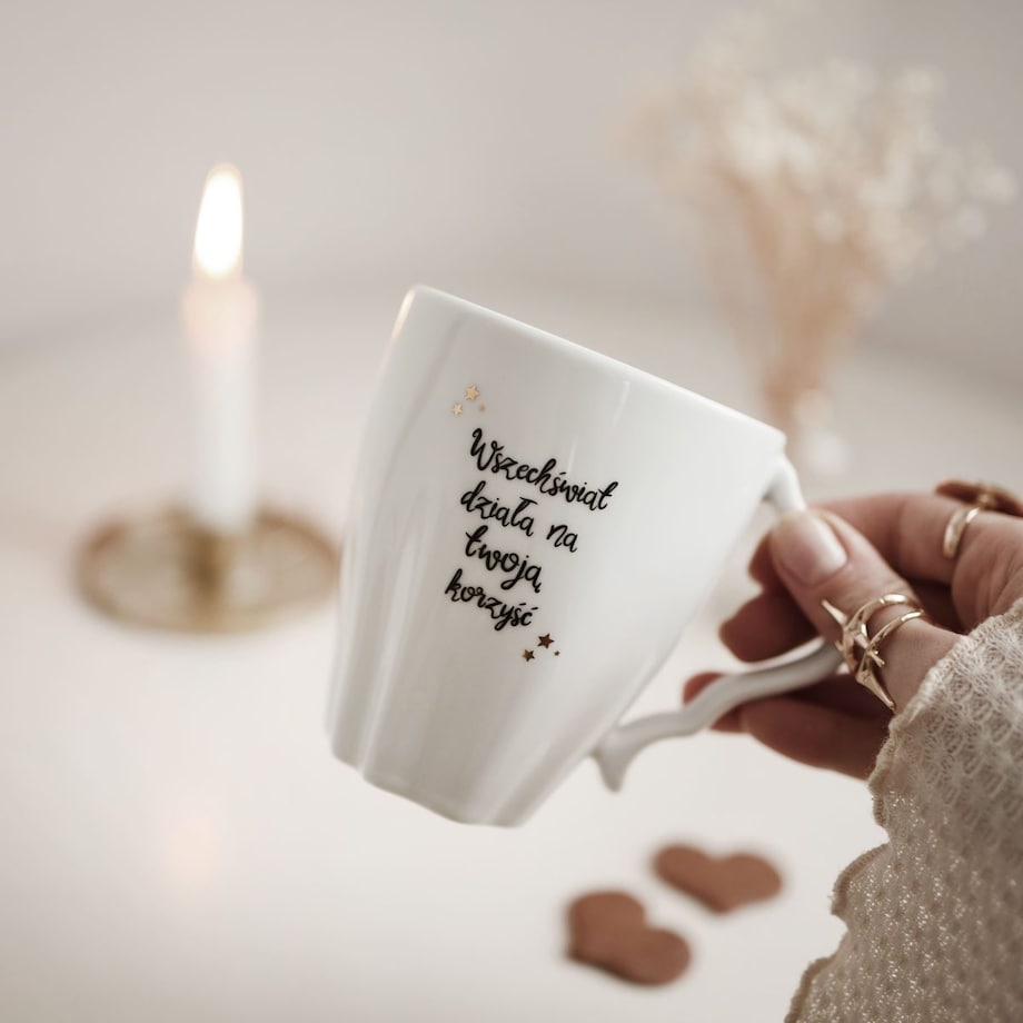 Biały asymetryczny kubek porcelanowy 300 ml „Wszechświat działa na Twoją korzyść" ze złotymi gwiazdkami - prezent dla niej, na urodziny, Dzień Kobiet