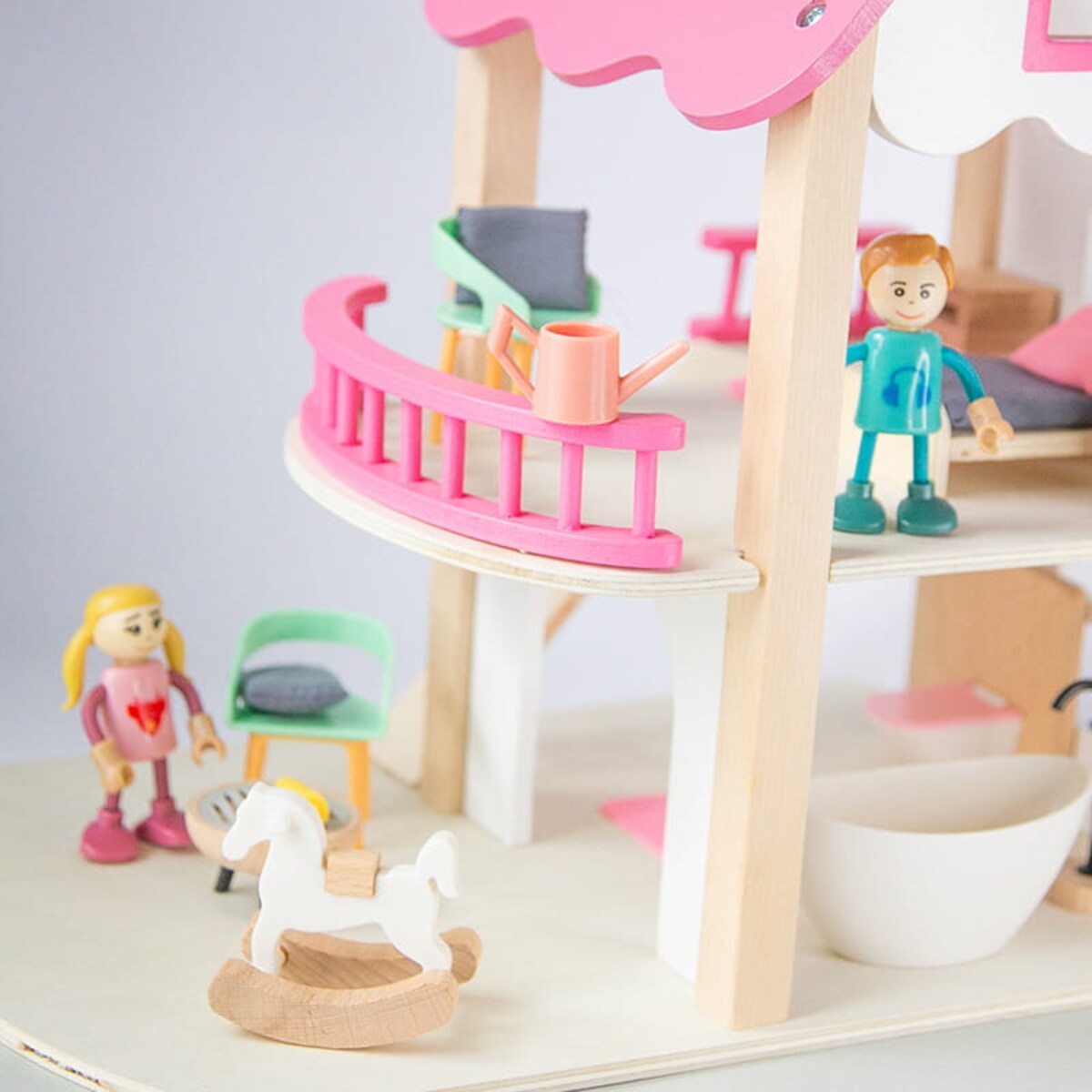 Domek drewniany dla lalek