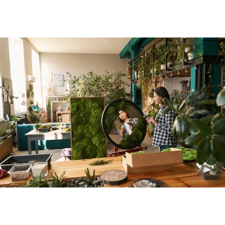 Obraz Głowa jelenia na drewnianym tle - mech chrobotek w białej ramie 40x60cm