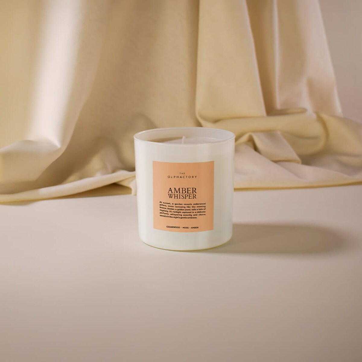 Świeca zapachowa 310 g, AMBER WHISPER, White Insignia