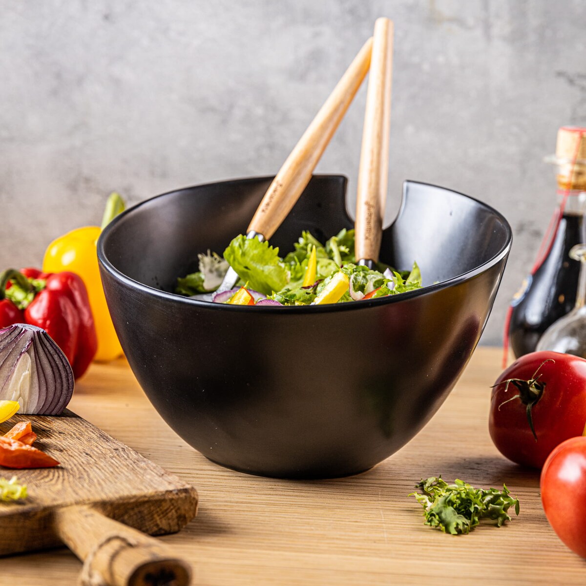 Porcelanowa misa czarna 23cm do sałatek z łyżkami KLAUSBERG