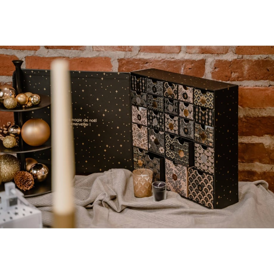 Kalendarz adwentowy z 24 świeczkami