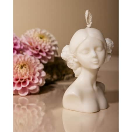 Świeca sojowa Clara – kobieca rzeźba z kwiatami z naturalnego, bezzapachowego wosku