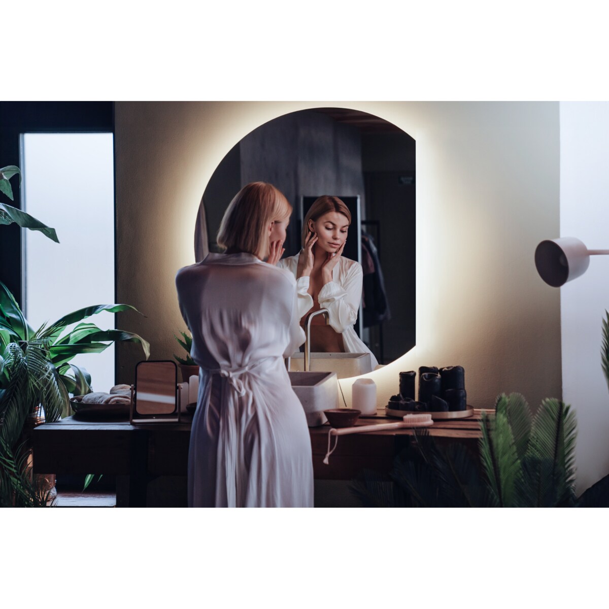 Lustro LED ścięty okrąg 70x80 cm - światło zimne