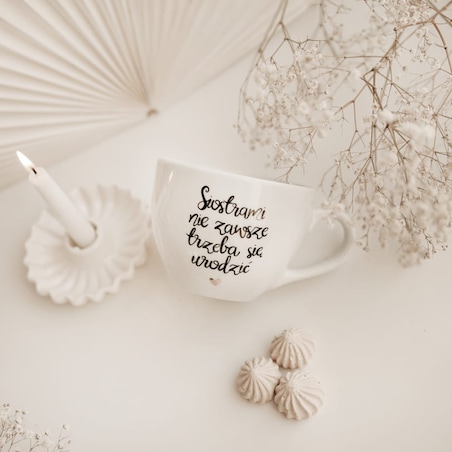 Biały kubek porcelanowy 500 ml - złote serce i napis siostrami nie zawsze trzeba się urodzić na urodziny dla przyjaciółki
